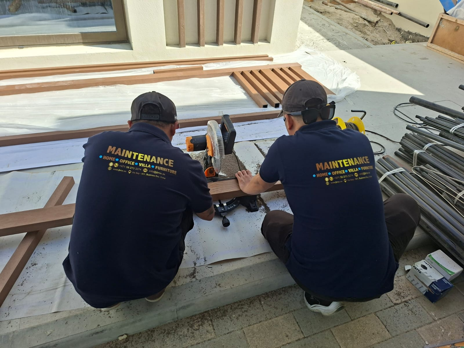 Precision cross-cutting of composite slats for the rooftop screen assembly