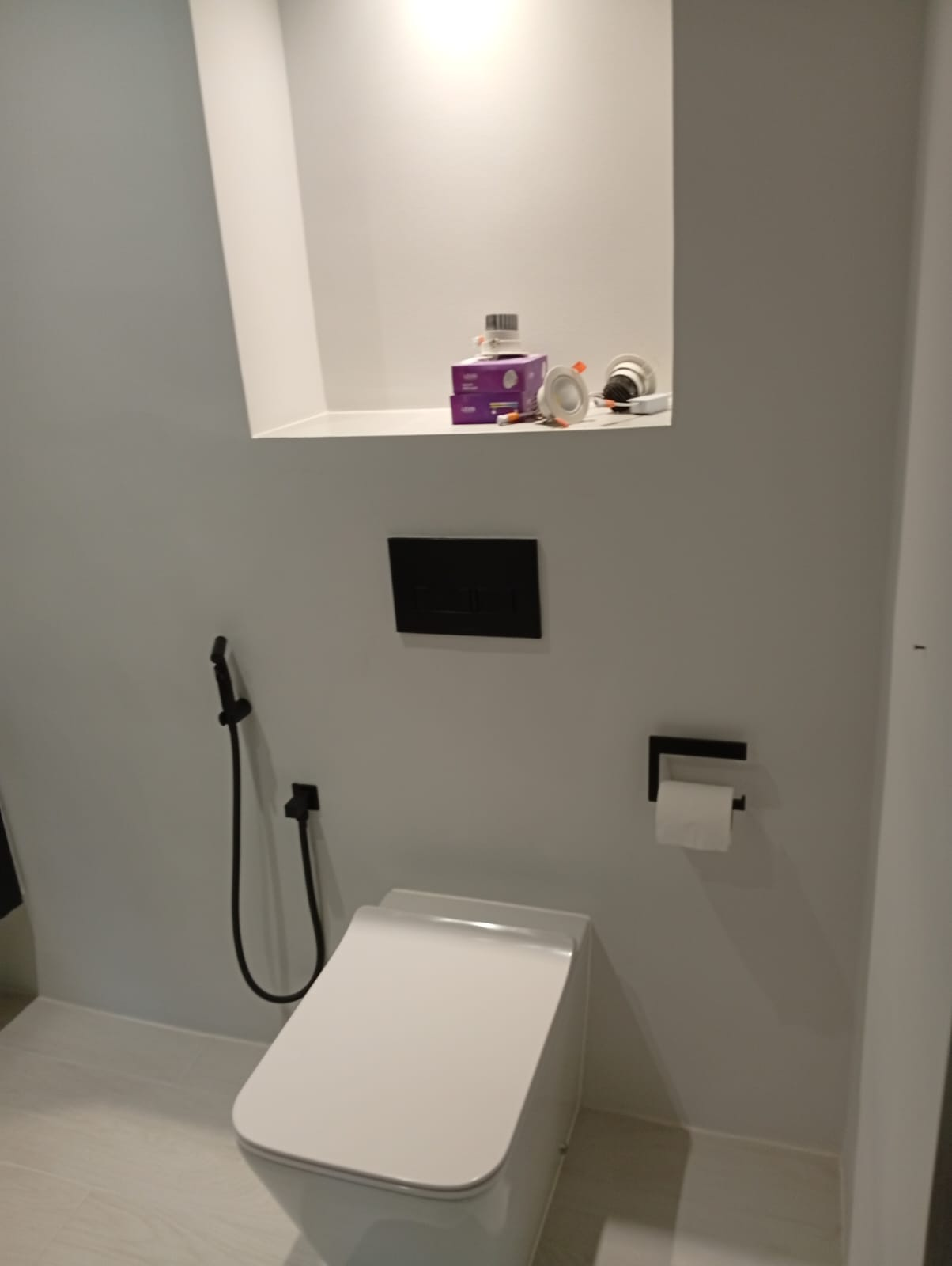 Wall-hung WC with matte black fixtures