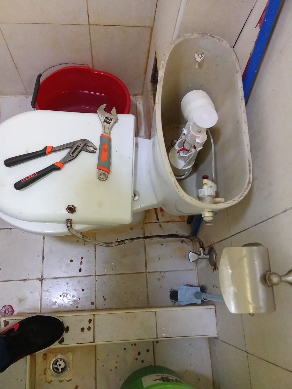 Diagnosing a blocked toilet cistern with fill-valve issues
